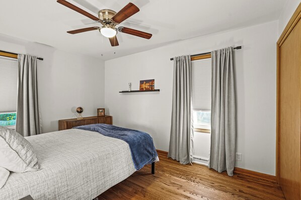 3 bedrooms, in-room safe, desk, travel cot