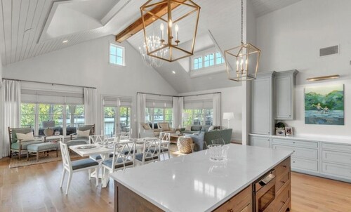 Experience Ultimate Relaxation: Stunning Lakeside Retreat