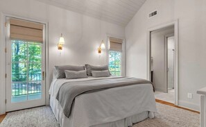 5 bedrooms, iron/ironing board, WiFi, bed sheets