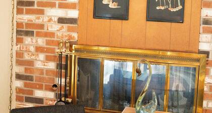 Clubhouse ' 63- Spacious 4-bedroom house with WiFi, on country club golf course