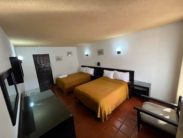 1 dormitorio, tabla de planchar con plancha, wifi y ropa de cama
