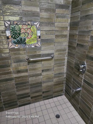 Standard Apartment, 5 Bedrooms, Mountain View | Bathroom | Free toiletries, towels, soap, shampoo