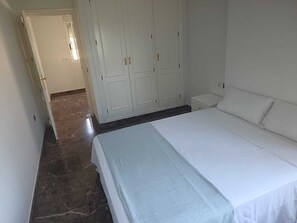 6 bedrooms, iron/ironing board, WiFi, bed sheets