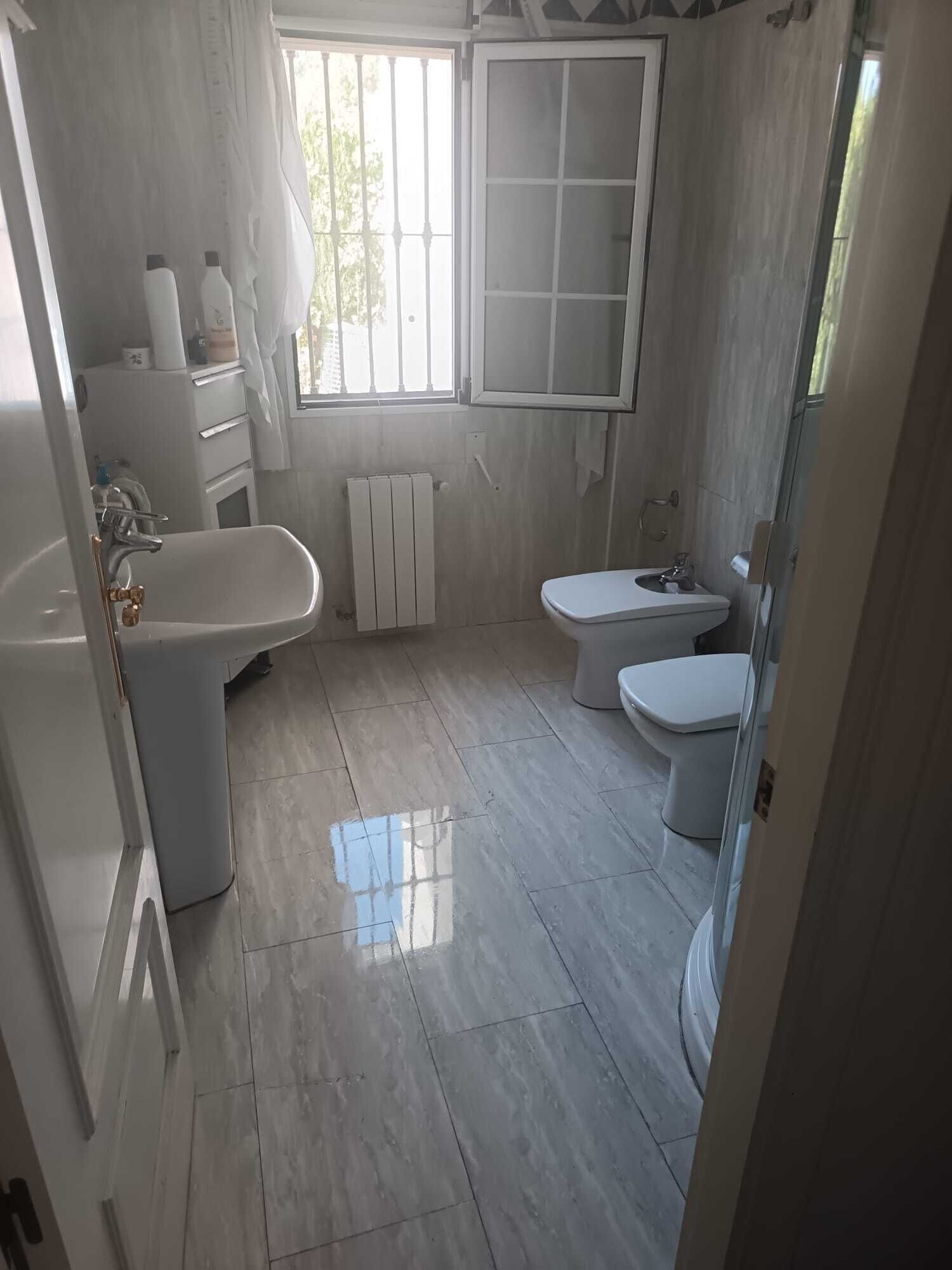Sèche-cheveux, bidet, serviettes fournies, savon