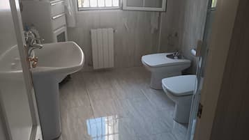 SĂšche-cheveux, bidet, serviettes fournies, savon
