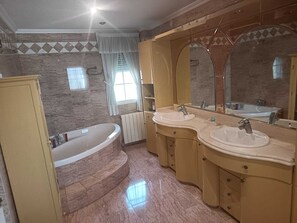 Hair dryer, bidet, towels, soap - Birch house (San Vicente del Raspeig)