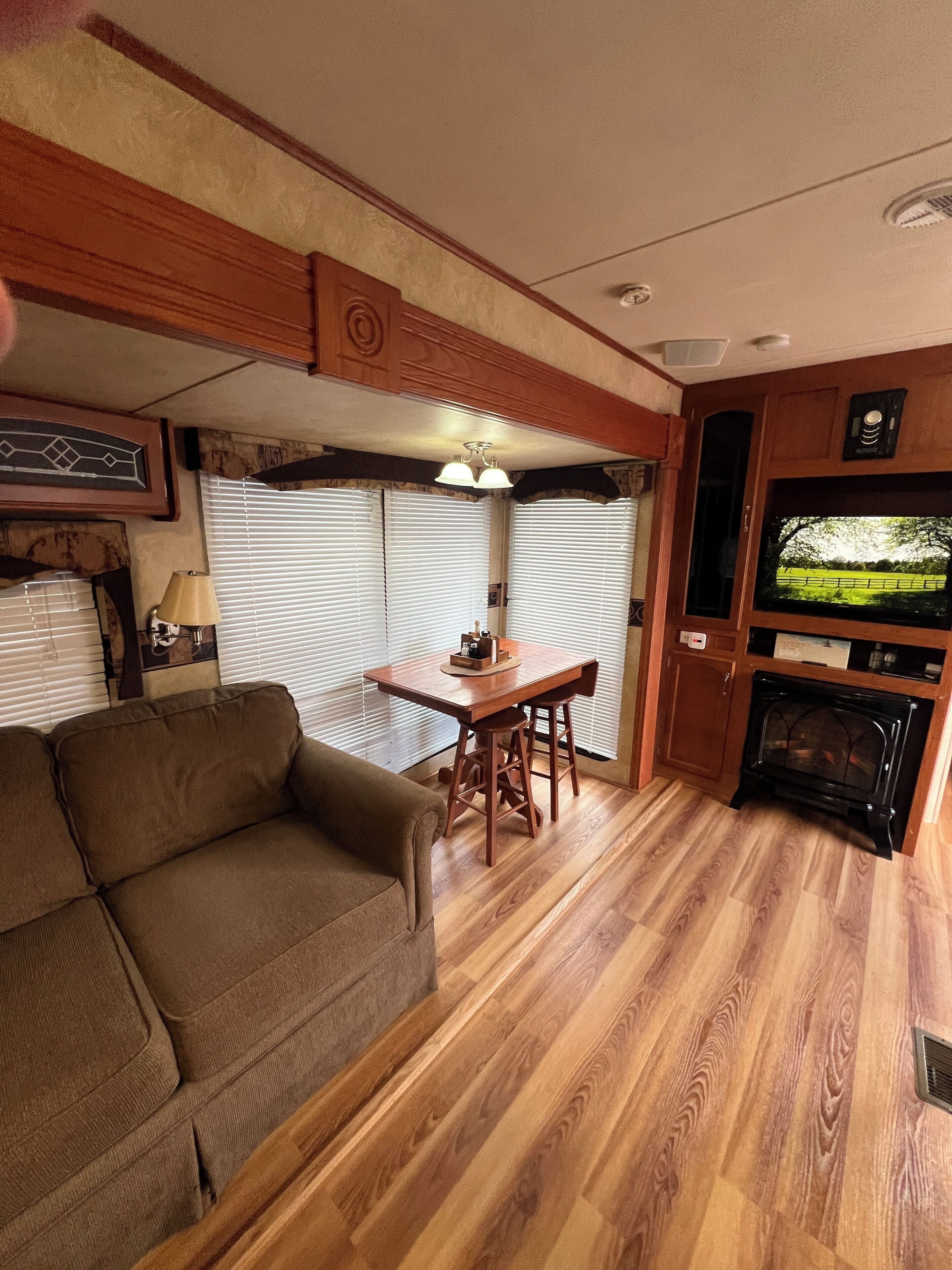 Enjoy A Little Bit Of Country Living In This Park Model Two Bedroom Trailer Home - 롱아일랜드