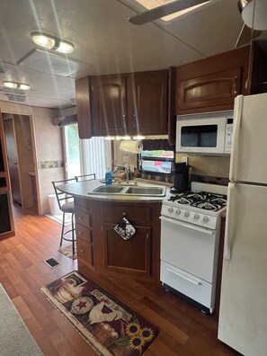 Kjøleskap, mikrobølgeovn, ovn og kokeplater