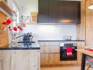 Microonde, forno, lavastoviglie, seggiolone