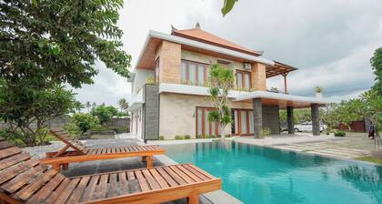 Mona Bali Guest House
Experience luxury in the heart of Bali’s serene