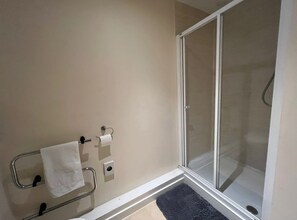 Chuveiro, toalhas de banho