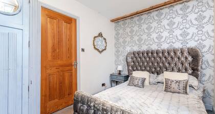 Country Farmhouse with 8 seater brand new hot tub-