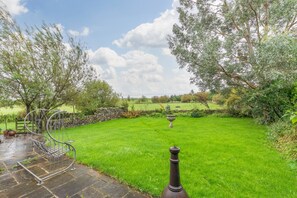 Property grounds - Country Farmhouse, Sleeps 13 & New 8Seater Hot Tub (Otley)