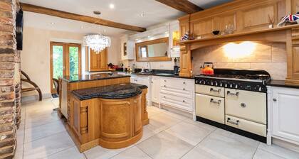 Country Farmhouse, Sleeps 13 & New 8Seater Hot Tub