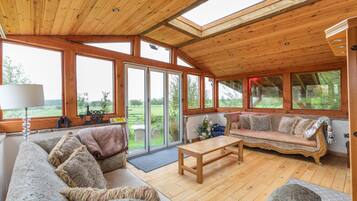 TV, fireplace, stereo