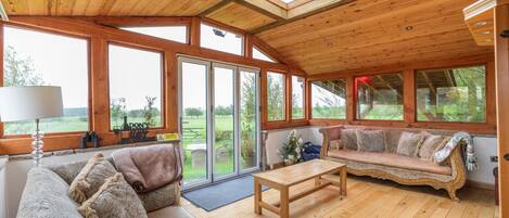 电视、壁炉、立体声音响