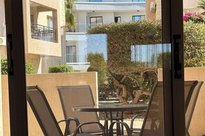 Outdoor dining - Holiday home Paphos - near amenities - poolside (Paphos)