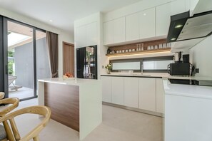 Kylskåp, mikrovågsugn, ugn och kaffe- och tebryggare