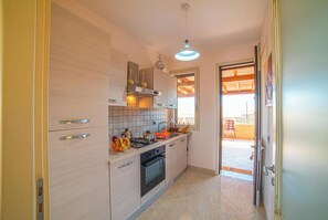Fridge, oven, stovetop, coffee/tea maker