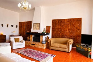 TV, fireplace - Dimora San Pancrazio - Villa with Garden & Parking, San Pancrazio Salentino, Italy (San Pancrazio Salentino)
