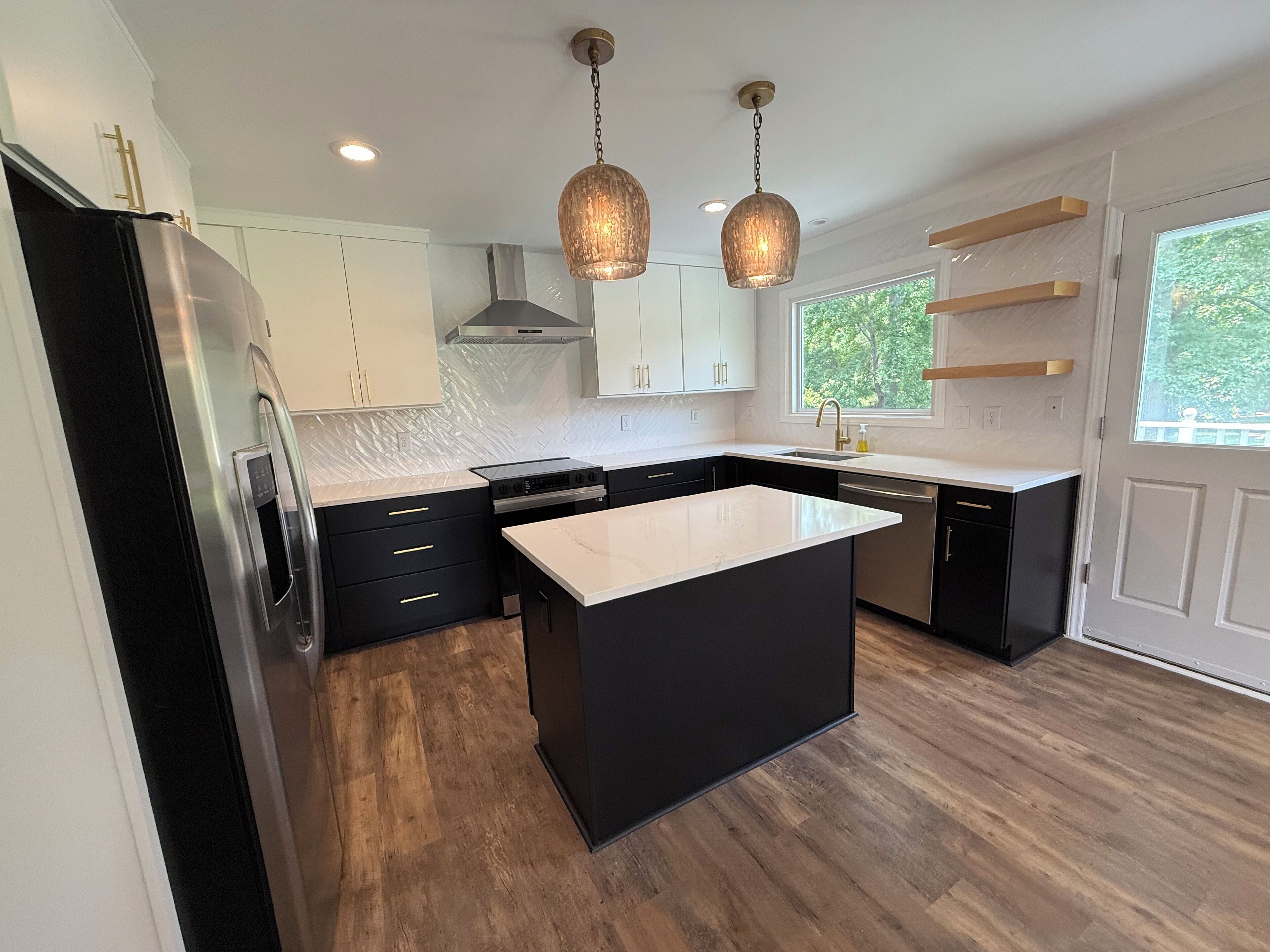 Kjøleskap, mikrobølgeovn, ovn og kokeplater