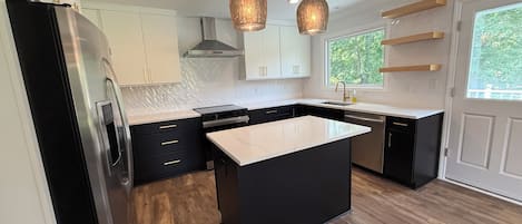 Kjøleskap, mikrobølgeovn, ovn og kokeplater