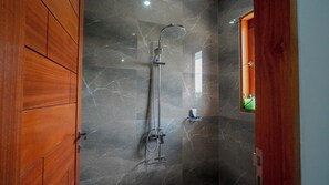 Ducha, artículos de tocador gratuitos, toallas, jabón