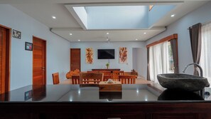 Deluxe Double Room, Garden View | Living area | TV - Mona Bali Guest House (Banjarangkan)
