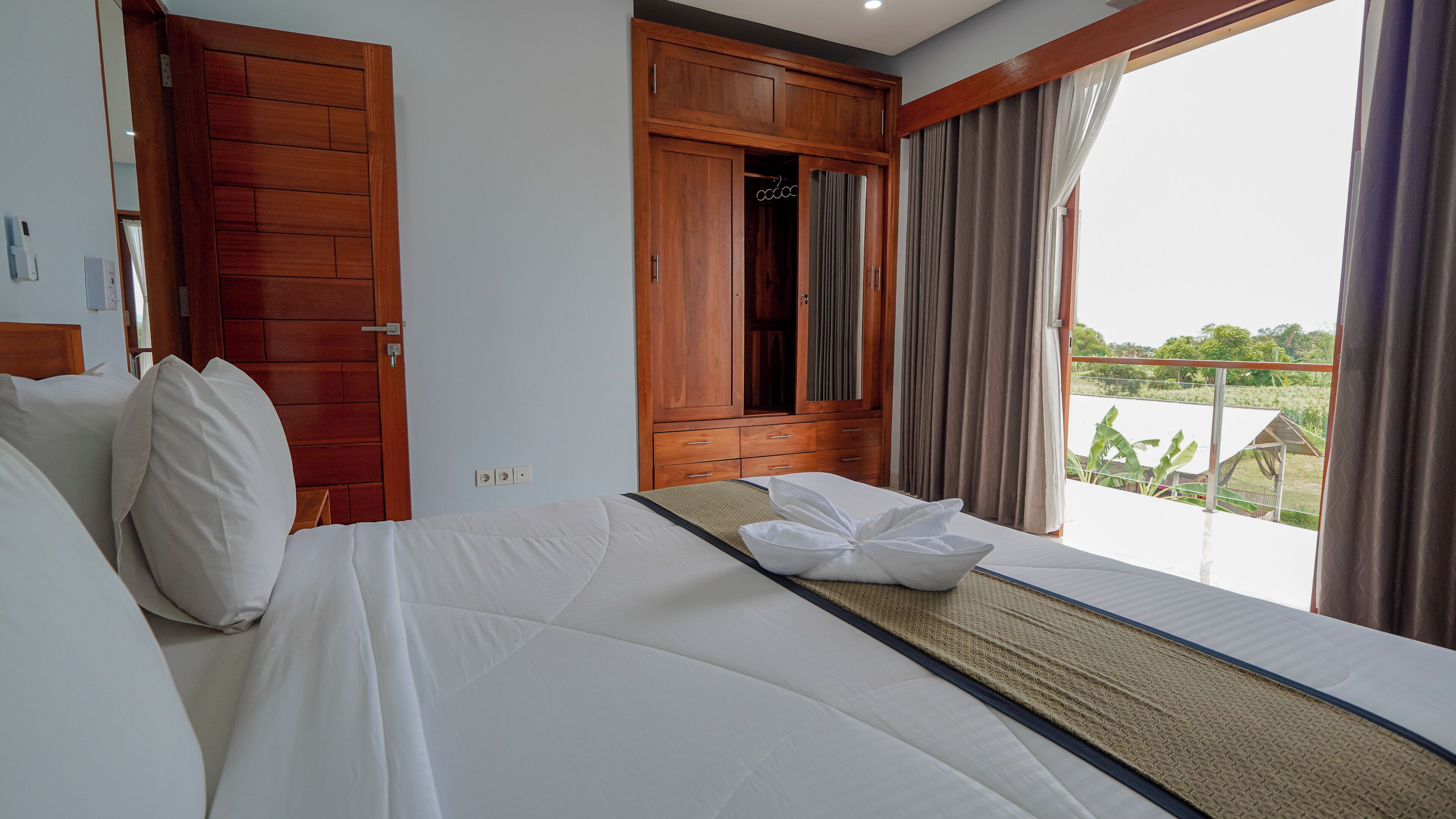 Dobbeltrom – deluxe, hageutsikt | Safe på rommet, skrivebord, blendingsgardiner og lydisolert