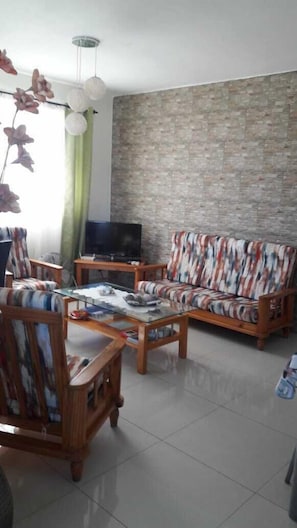 48-cm flat-screen TV with cable channels