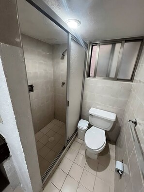 Douche, baignoire à remous, séchoir à cheveux, bidet