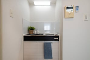 Réfrigérateur, batterie de cuisine, vaisselle et ustensiles