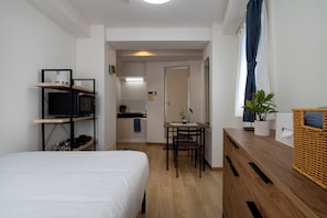 1 habitación, tabla de planchar con plancha, wifi gratis y ropa de cama
