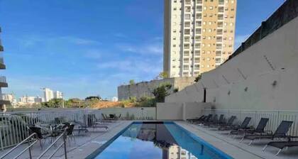 Apto Luxo c/ar condicionado e 2 garagens.