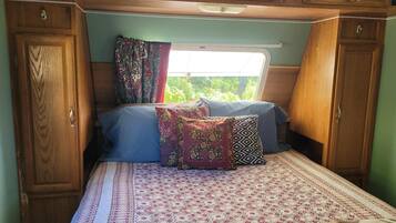 1 bedroom, bed sheets