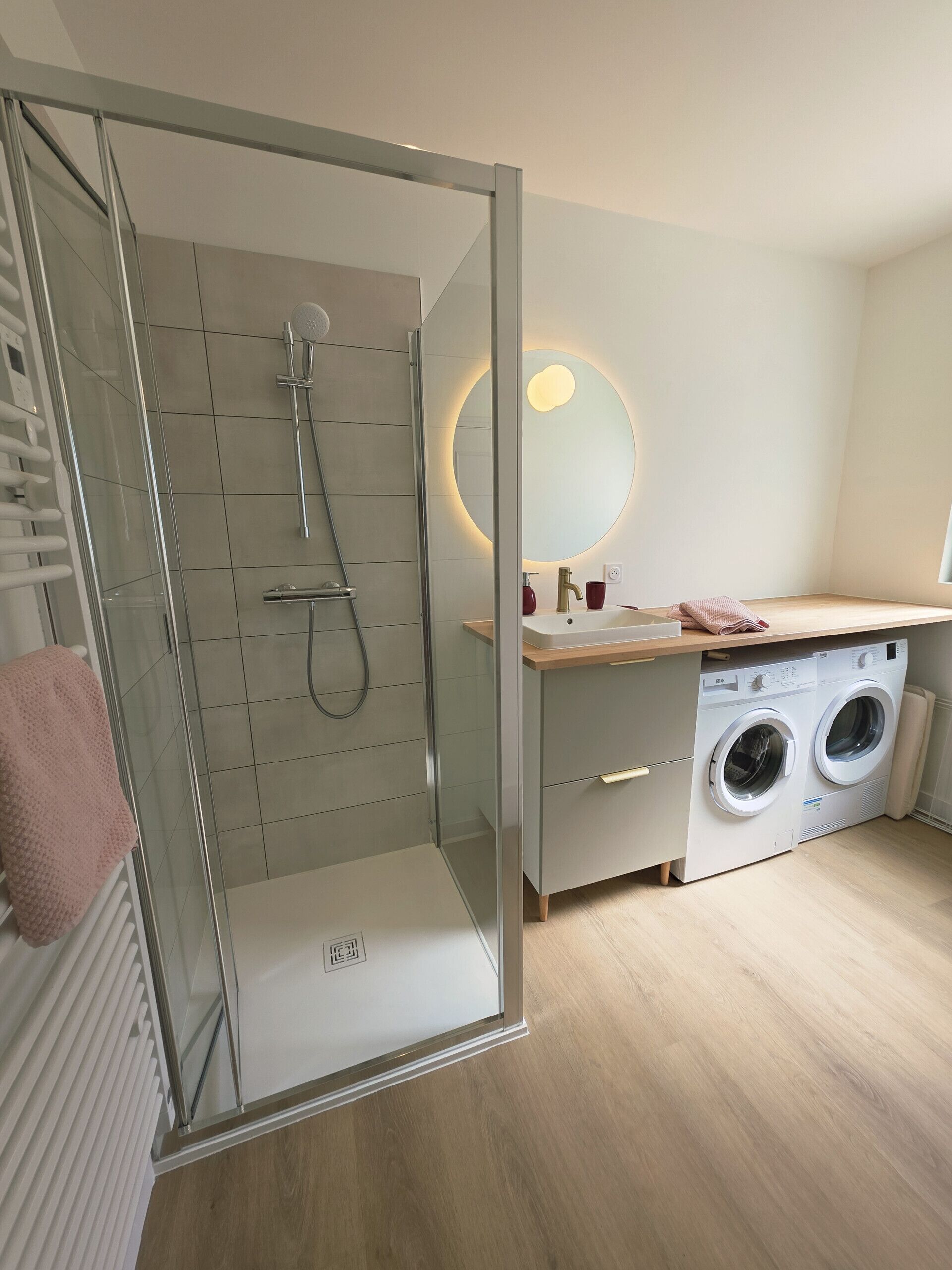 Douche, serviettes fournies