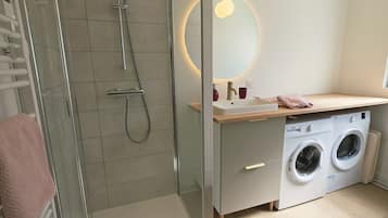 Douche, serviettes fournies