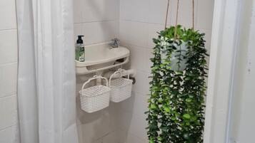 Dusche, Handtücher, Seife, Toilettenpapier