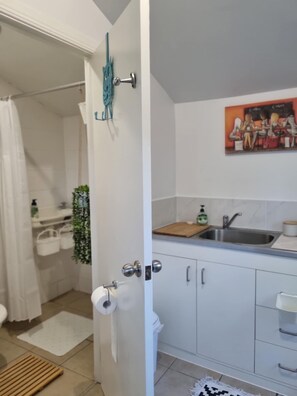 Ducha, toallas, jabón y papel higiénico