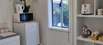 The Batch. Granny flat, close to Diggers RSL & Sunday Markets, GoldCoast line.