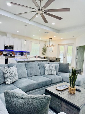 Smart TV - Modern Spacious 4-bedroom house with WiFi, AC in lovely Tampa (Tampa)