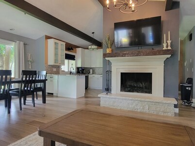 West Sioux Falls Retreat - private 3-bedroom acreage with heated pool