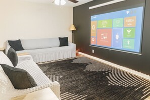 Interior - 4-bedroom house With Home Theater - Hot Tub (Forest Park)