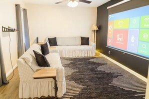 Smart TV, stereo - 4-bedroom house With Home Theater - Hot Tub (Forest Park)