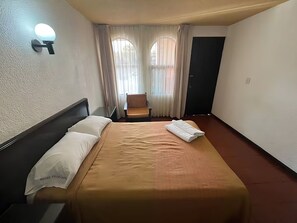 1 dormitori, planxa i posts de planxar, wifi i roba de llit