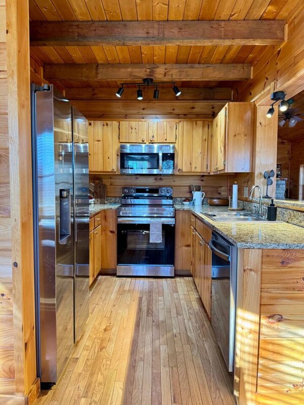 Réfrigérateur, four à micro-ondes, un four, surface de cuisson