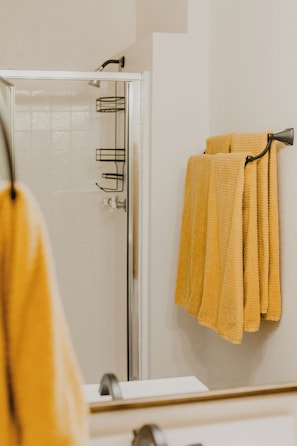 Dusche, Haartrockner, Handtücher, Seife