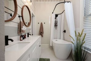 Shower, hair dryer, towels, shampoo - Galveston Game House Pool Table & Hot Tub Fun (Galveston)
