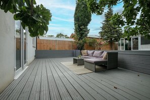 Terrace/patio - Modern 3 Bedroom, 2.5-Bathroom Home in Edgware (Edgware)