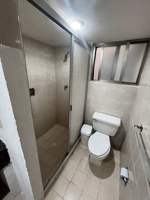 Dutxa, banyera d'hidromassatge, assecador de cabells i bidet